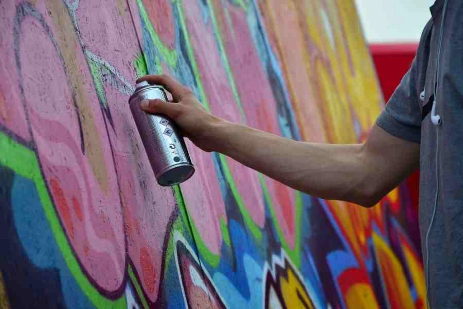 Striekanie graffiti na fasádu sprejom