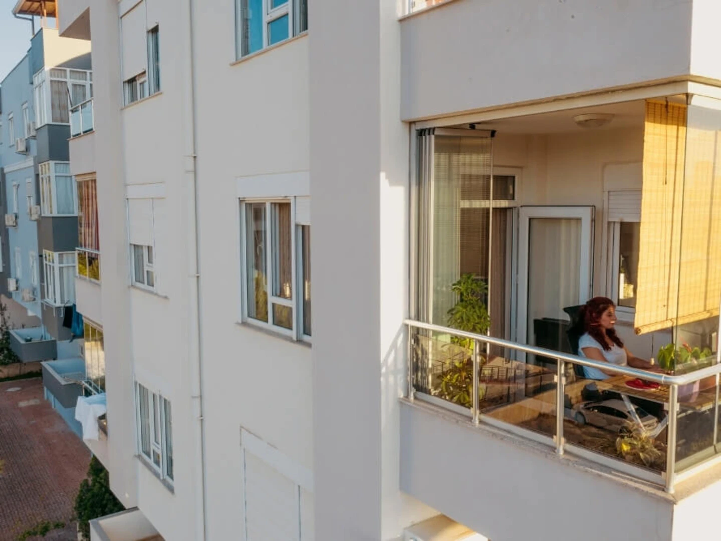 Uzavretý zasklený balkón ako pracovňa