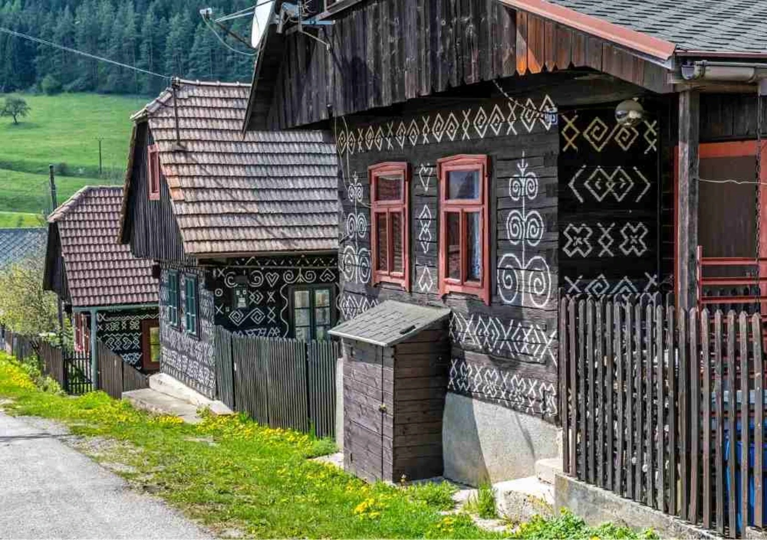 Chalúpky v Čičmanoch v lete