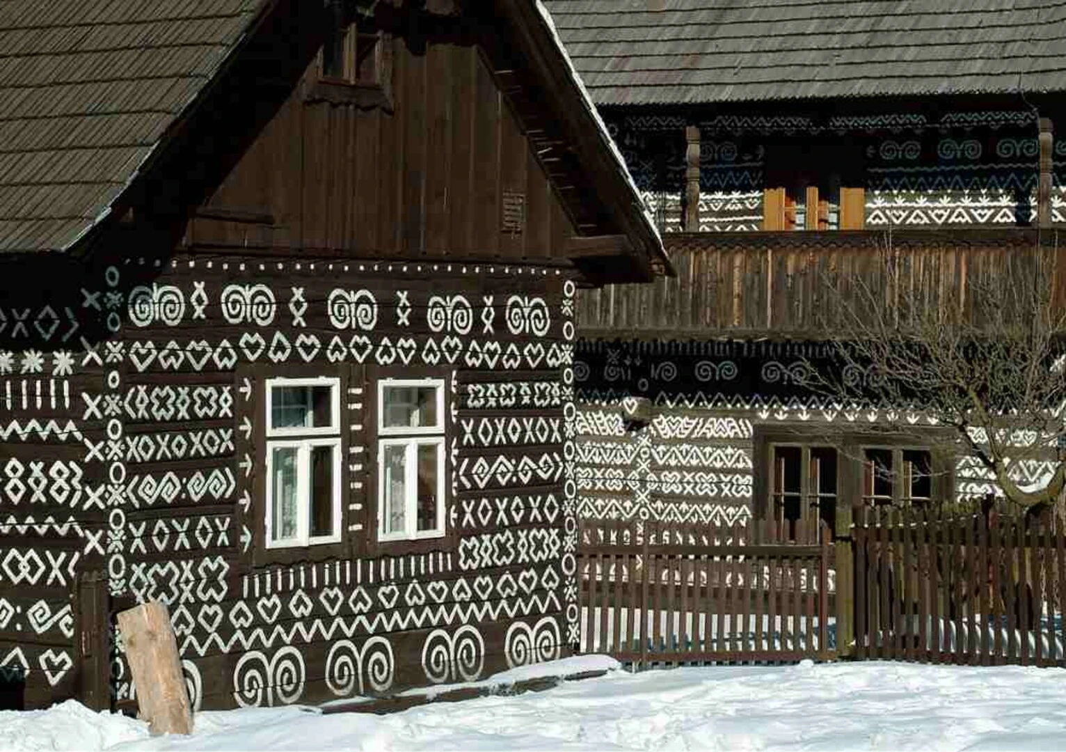 Chalúpky v Čičmanoch v zime