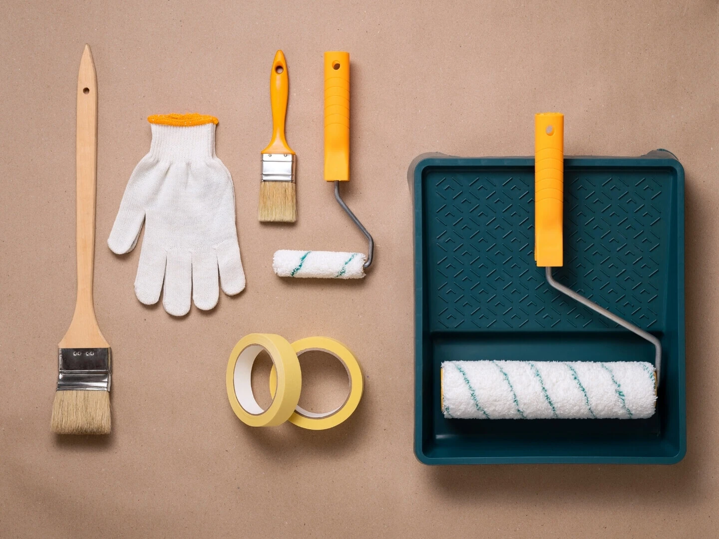 Valčeky, štetce, rukavice a maliarska páska