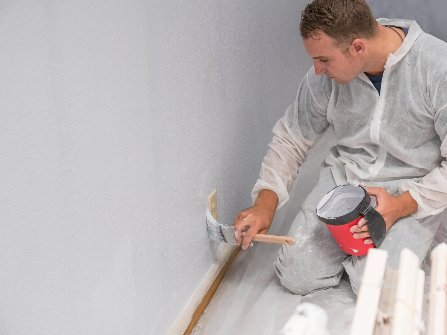 Detailné maľovanie okrajov zásuvky štetcom