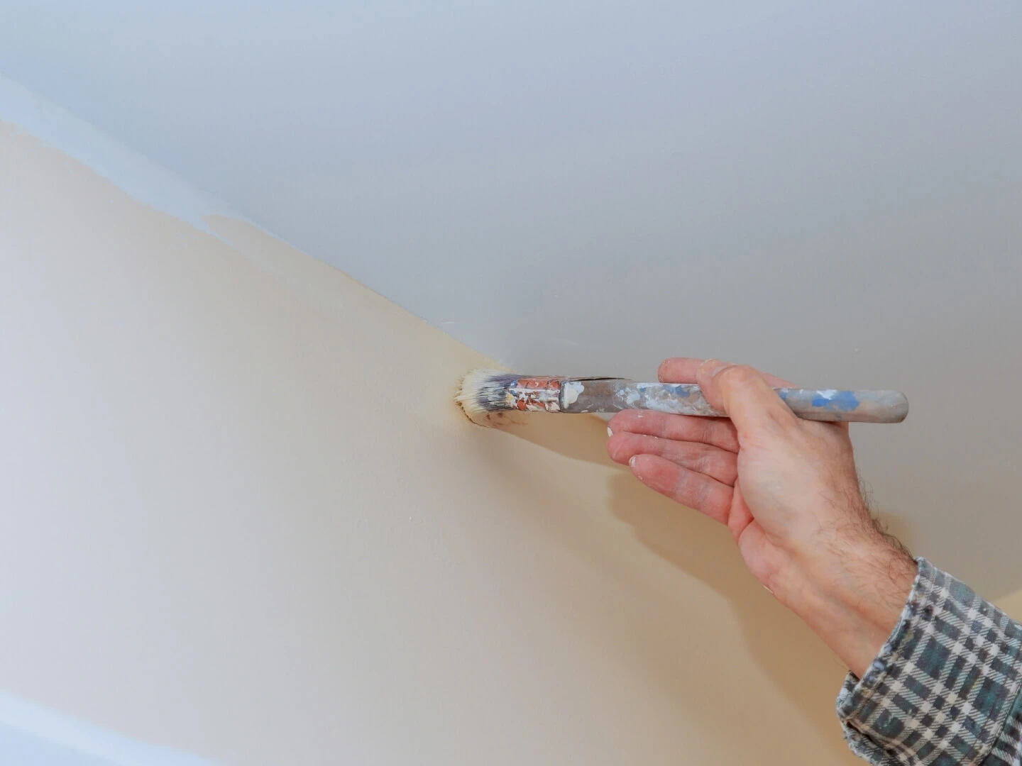 Maľovanie okrajov steny štetcom