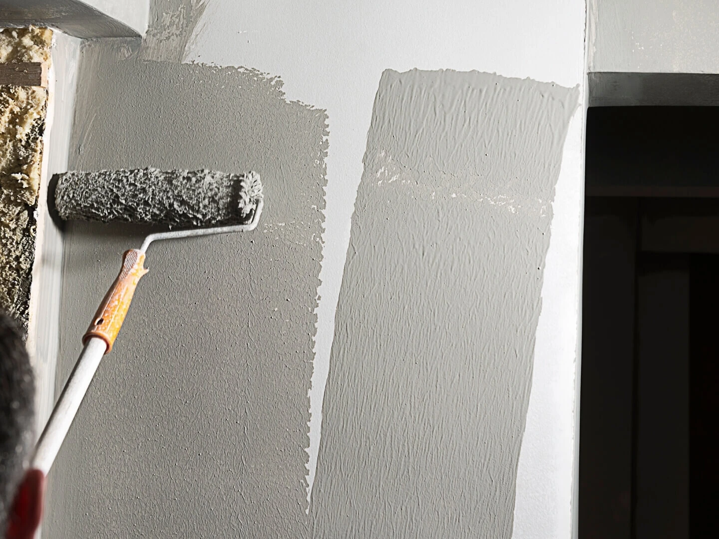 Maľovanie šedou farbou valčekom na teleskopickej tyči