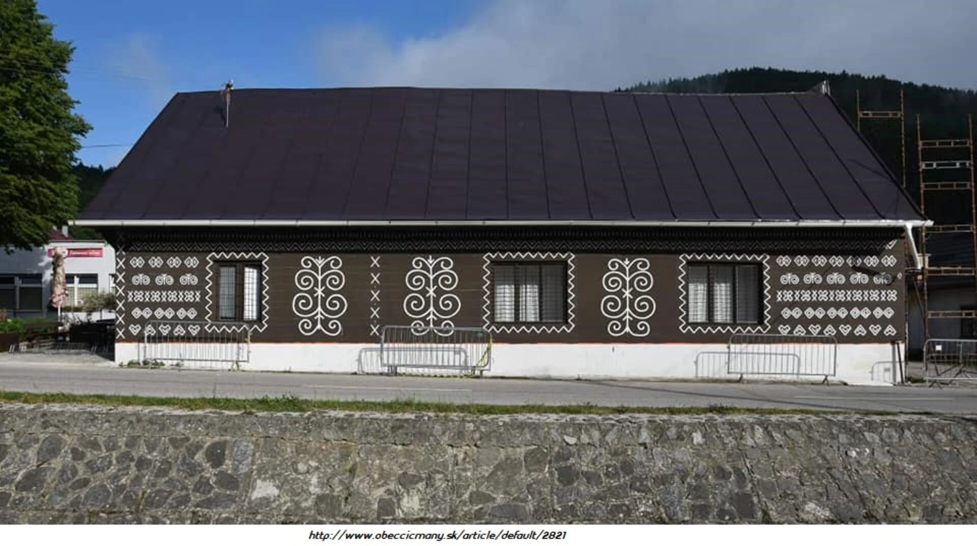 Zreštaurované múzeum Na dreve maľované v Čičmanoch