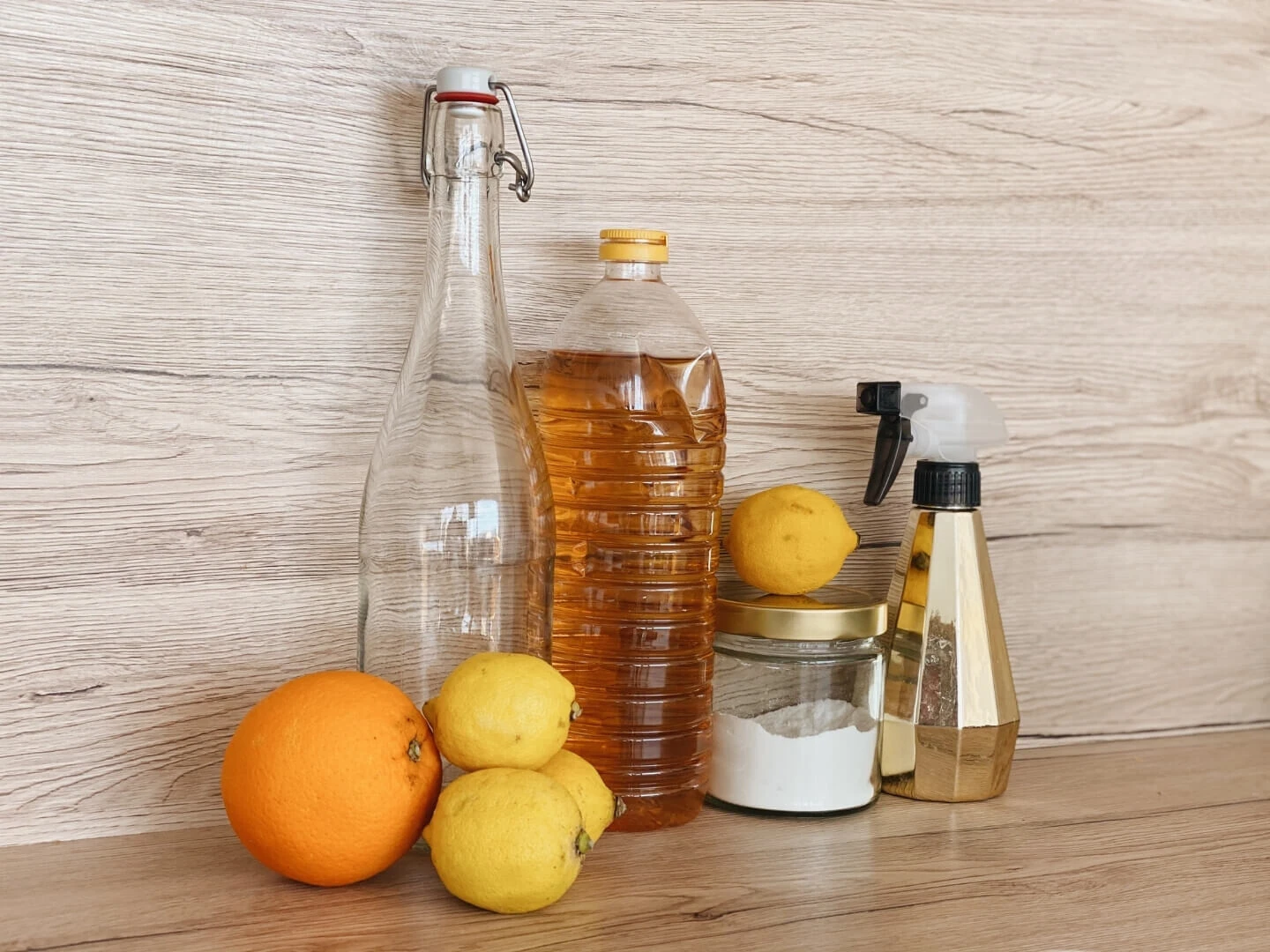 Pomaranč, citróny, sóda bikarbóna a nádoby pripravené na výrobu čistiacich prostriedkov.