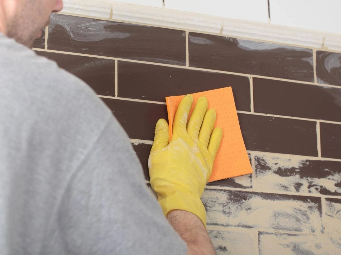 Čistenie škár dlaždíc kefou