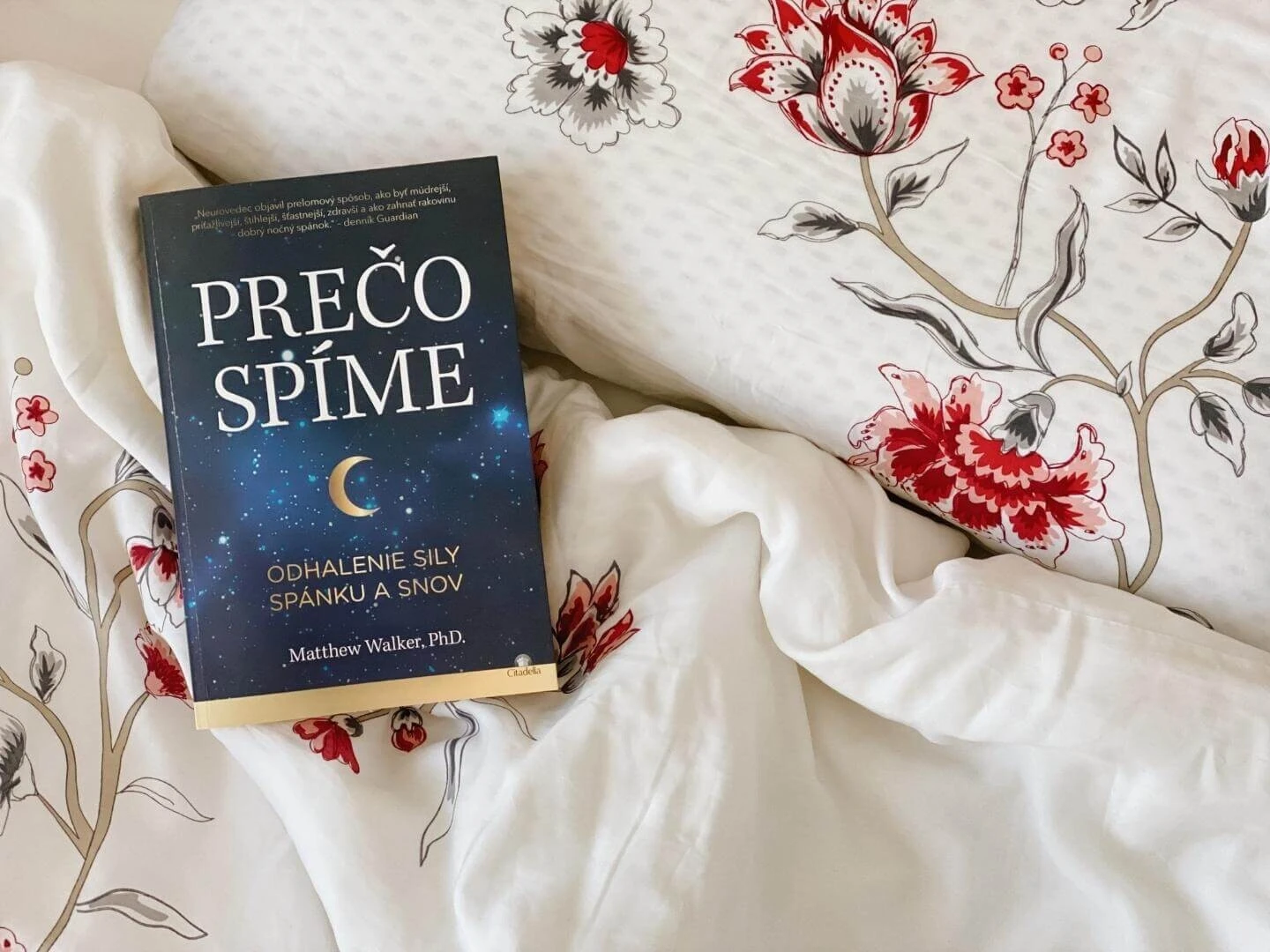 Kniha Prečo spíme položená v posteli