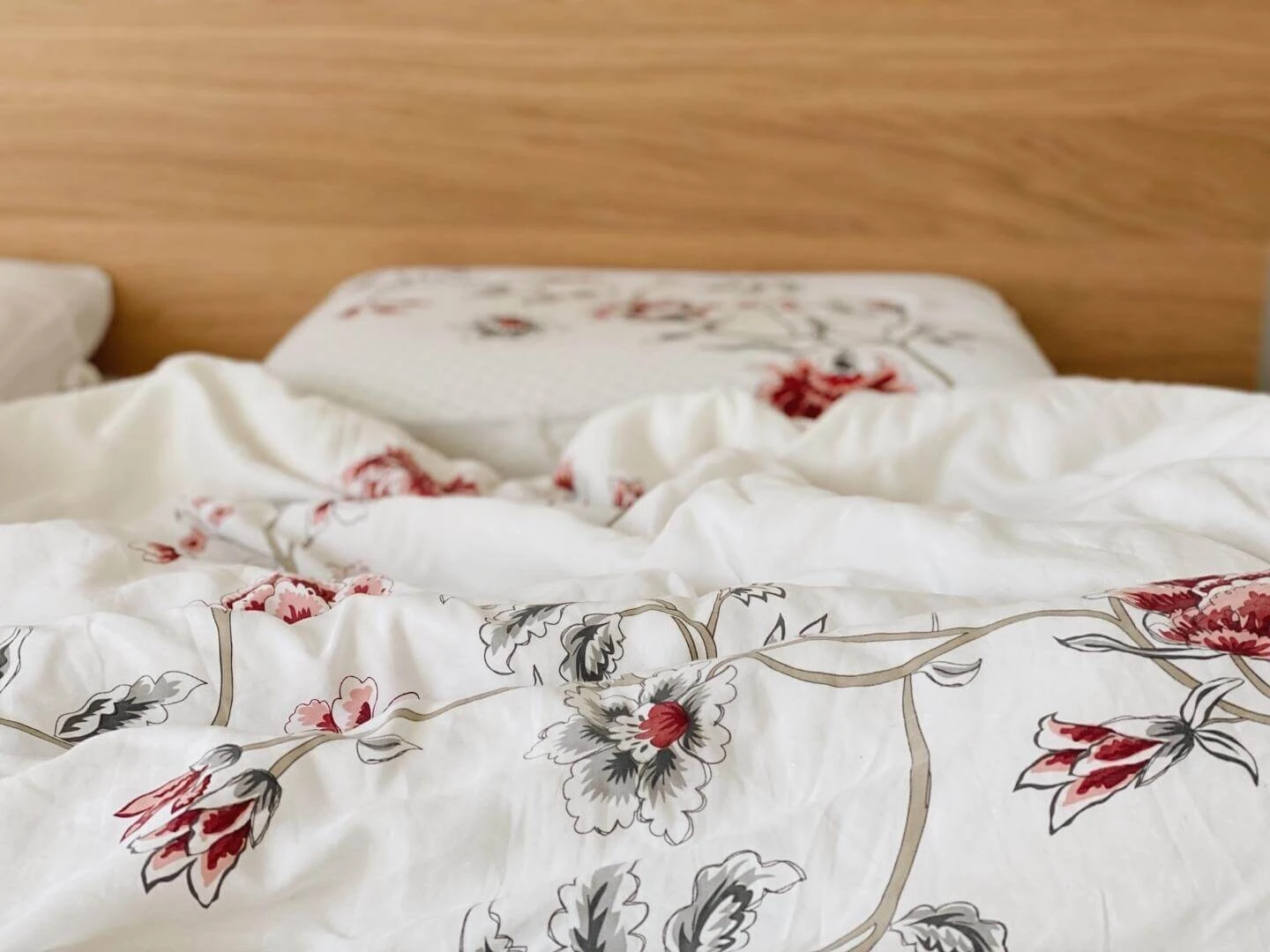 Neustlaná prikrývka v posteli