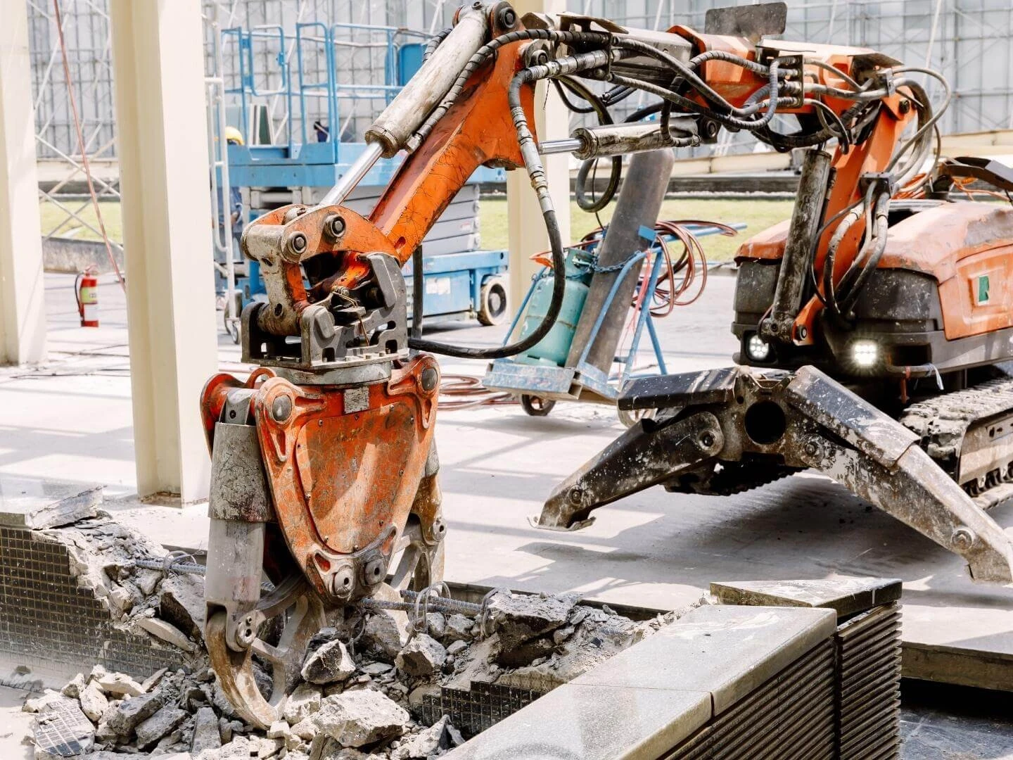 Robot ničiaci podlahu na stavbe