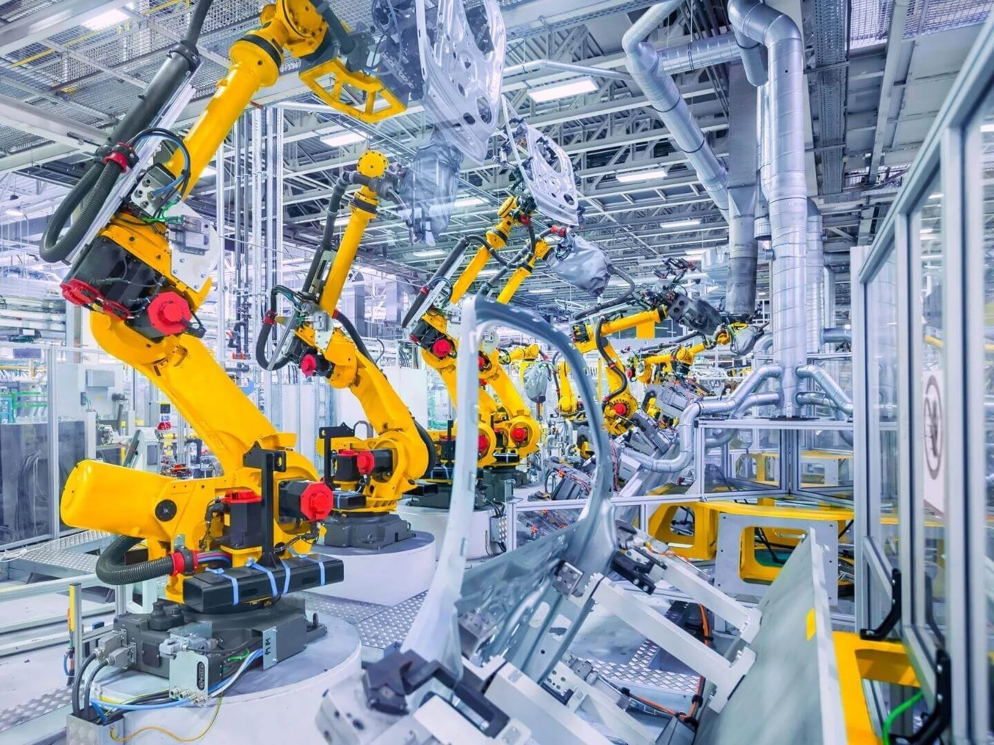 Automatizácia pomocou robotických strojov v továrni