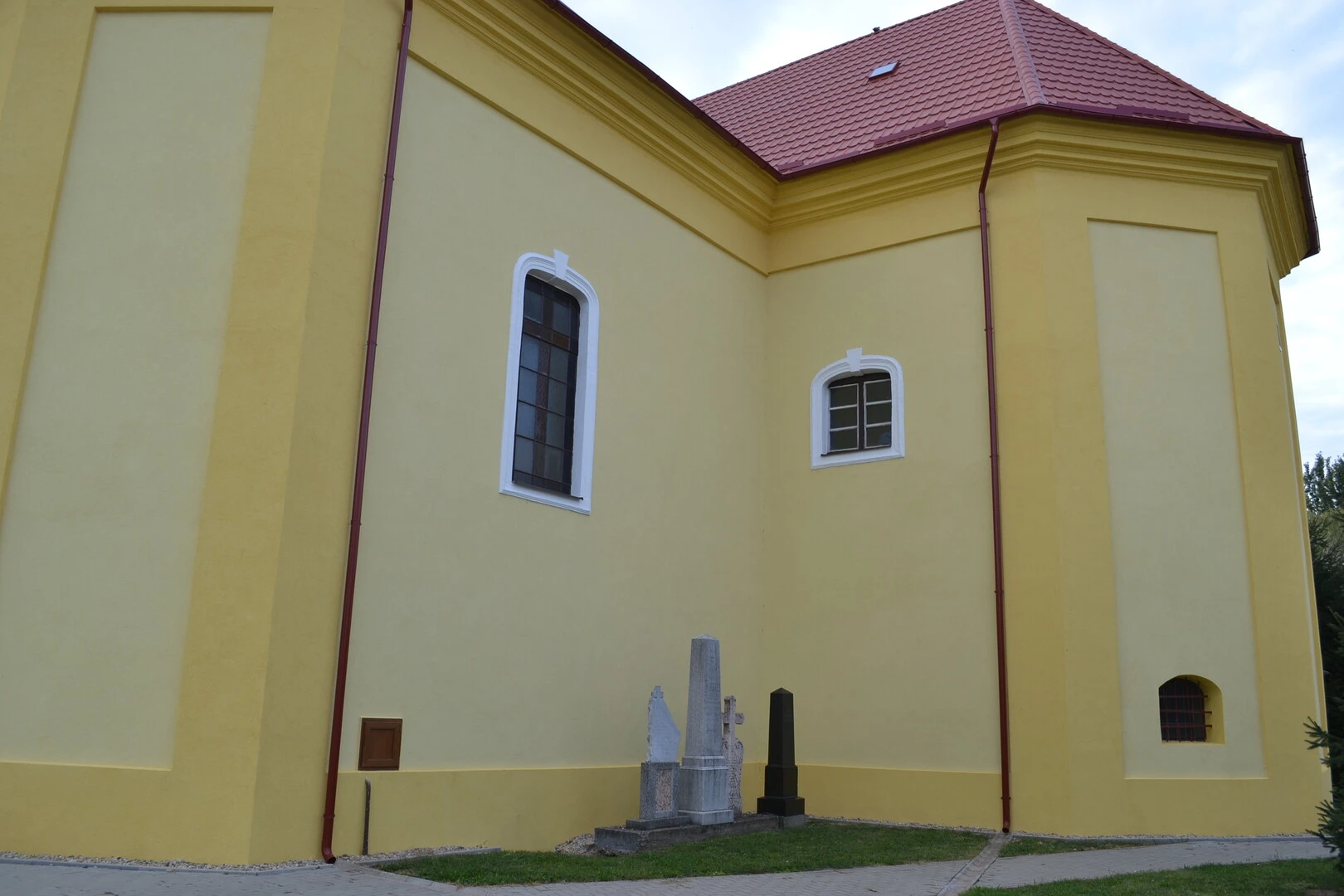 Fasáda kostola Tvrdošovce po rekonštrukcii