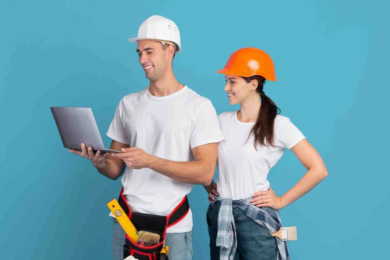 Muž a žena objednávajú online stavebný materiál