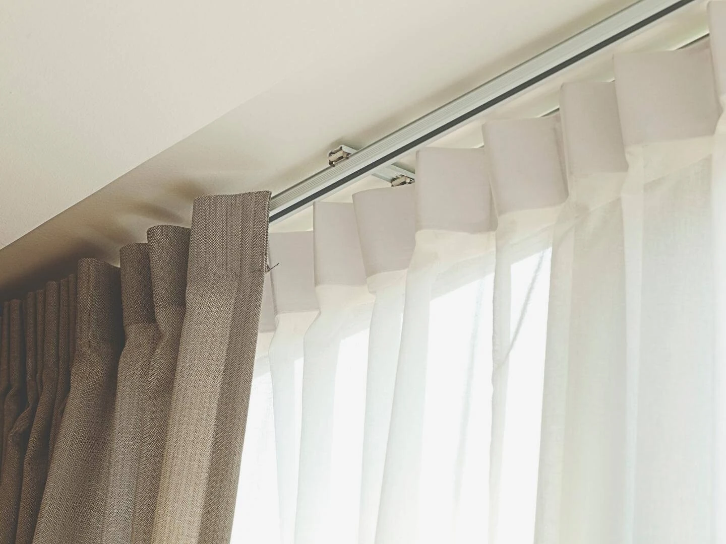 Dvojitá garniža na záclony a závesy