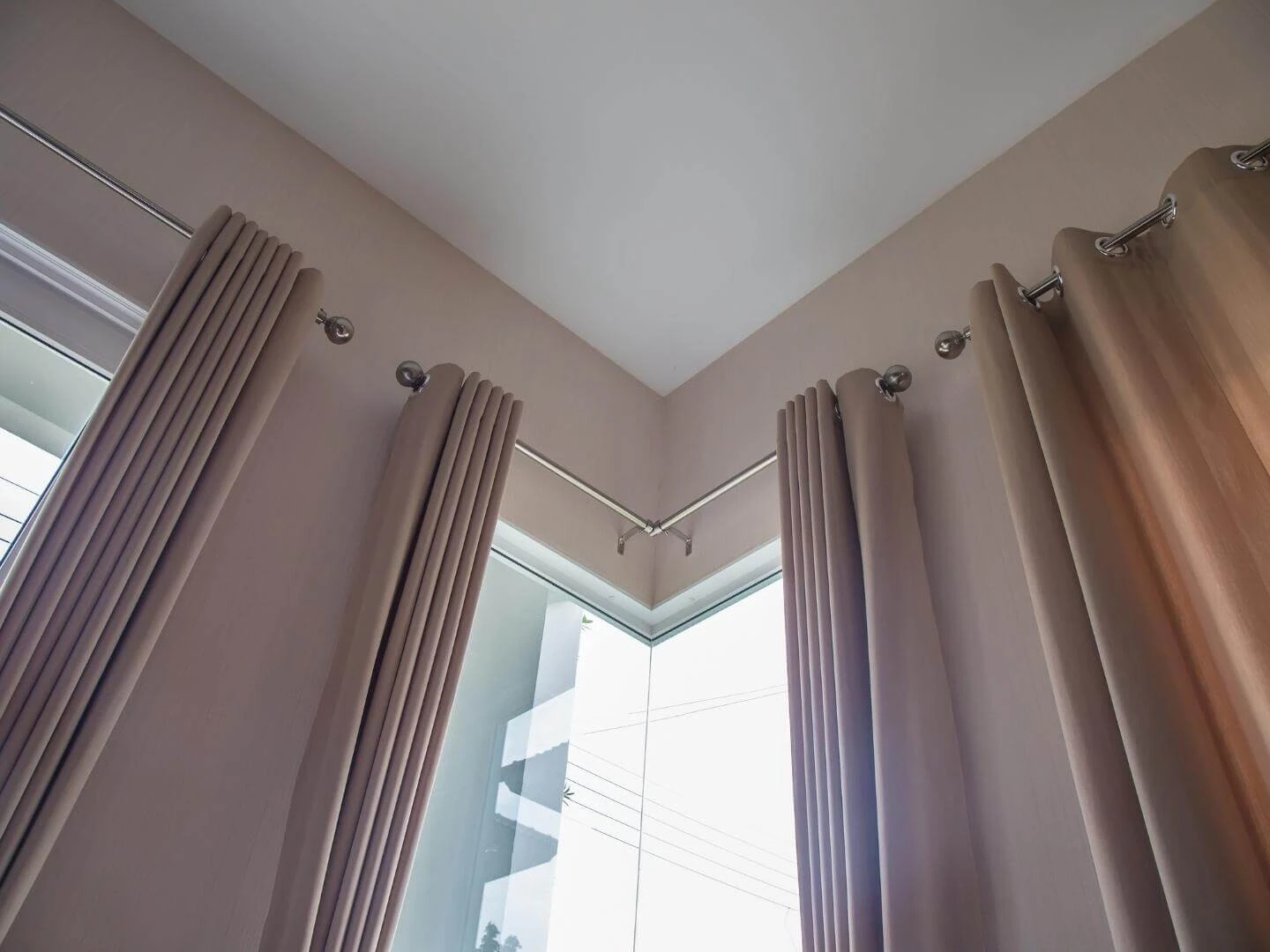 Klasická garniža s béžovými závesmi