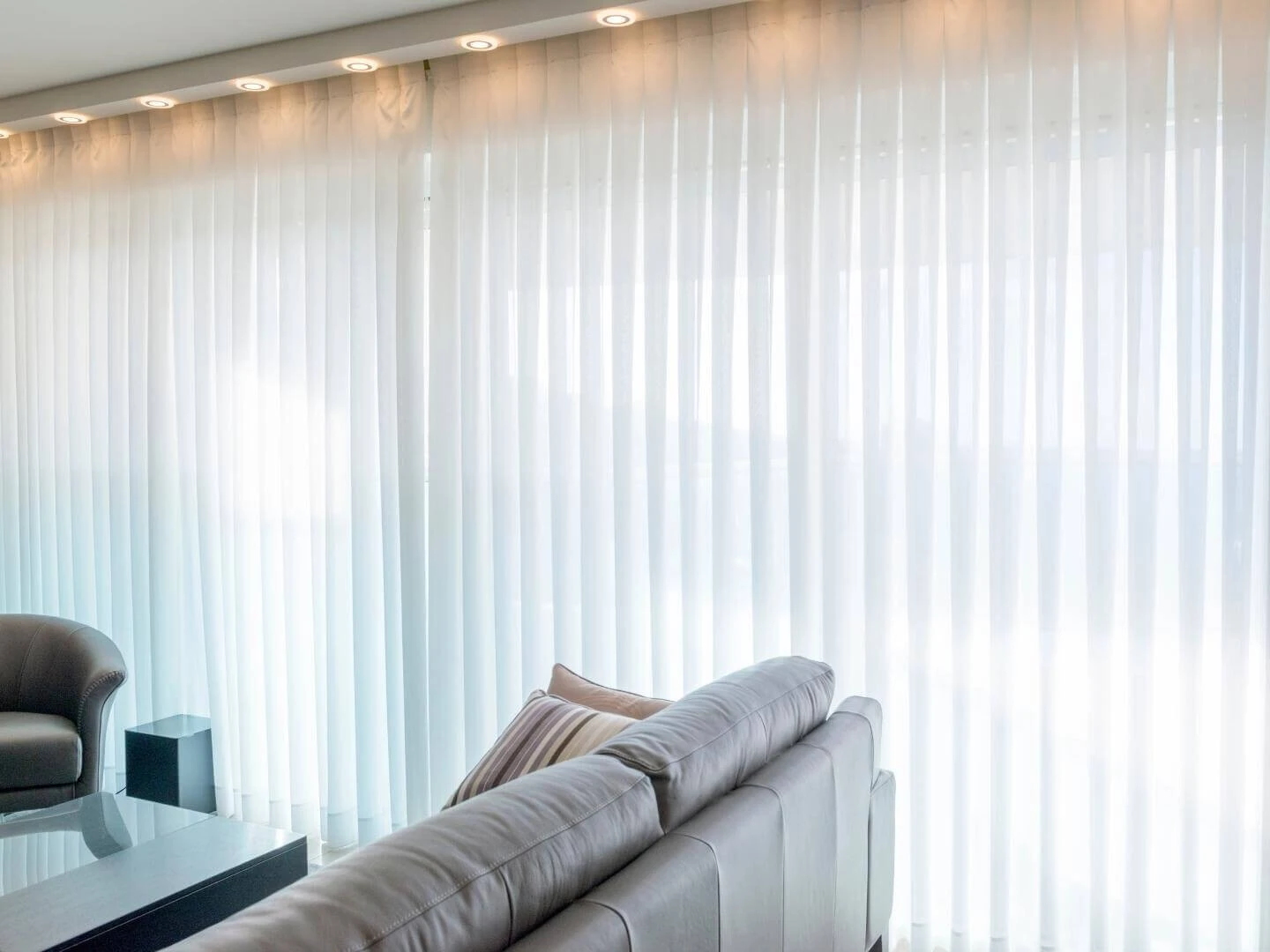 Nariasené zatiahnuté biele záclony