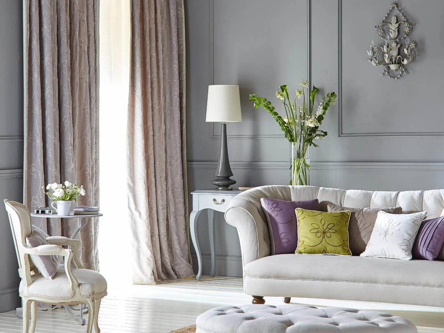 Zladené vzorované závesy s ozdobnými vankúšmi