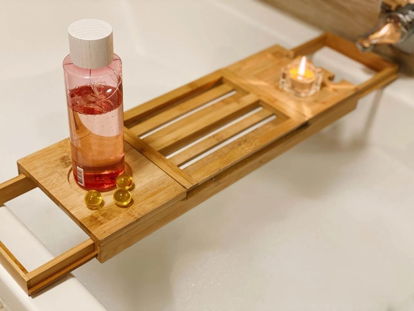 Pena a olejové guličky do kúpeľa položené na tácke na vani