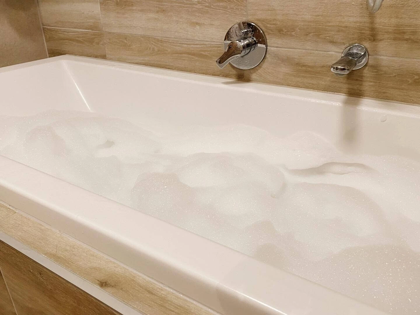 Napustená vaňa plná peny