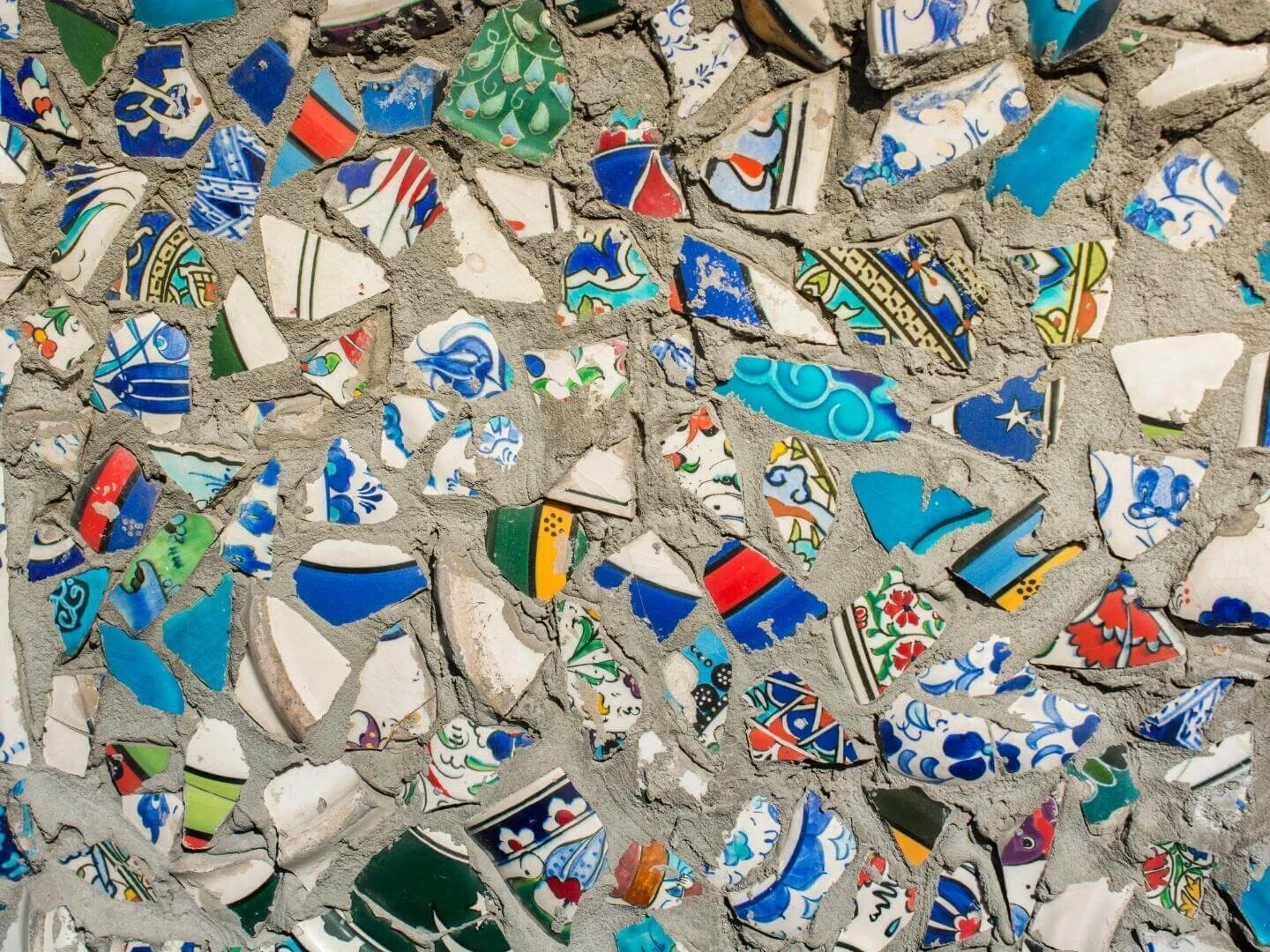 Kúsky keramiky recyklované v terazzo podlahe