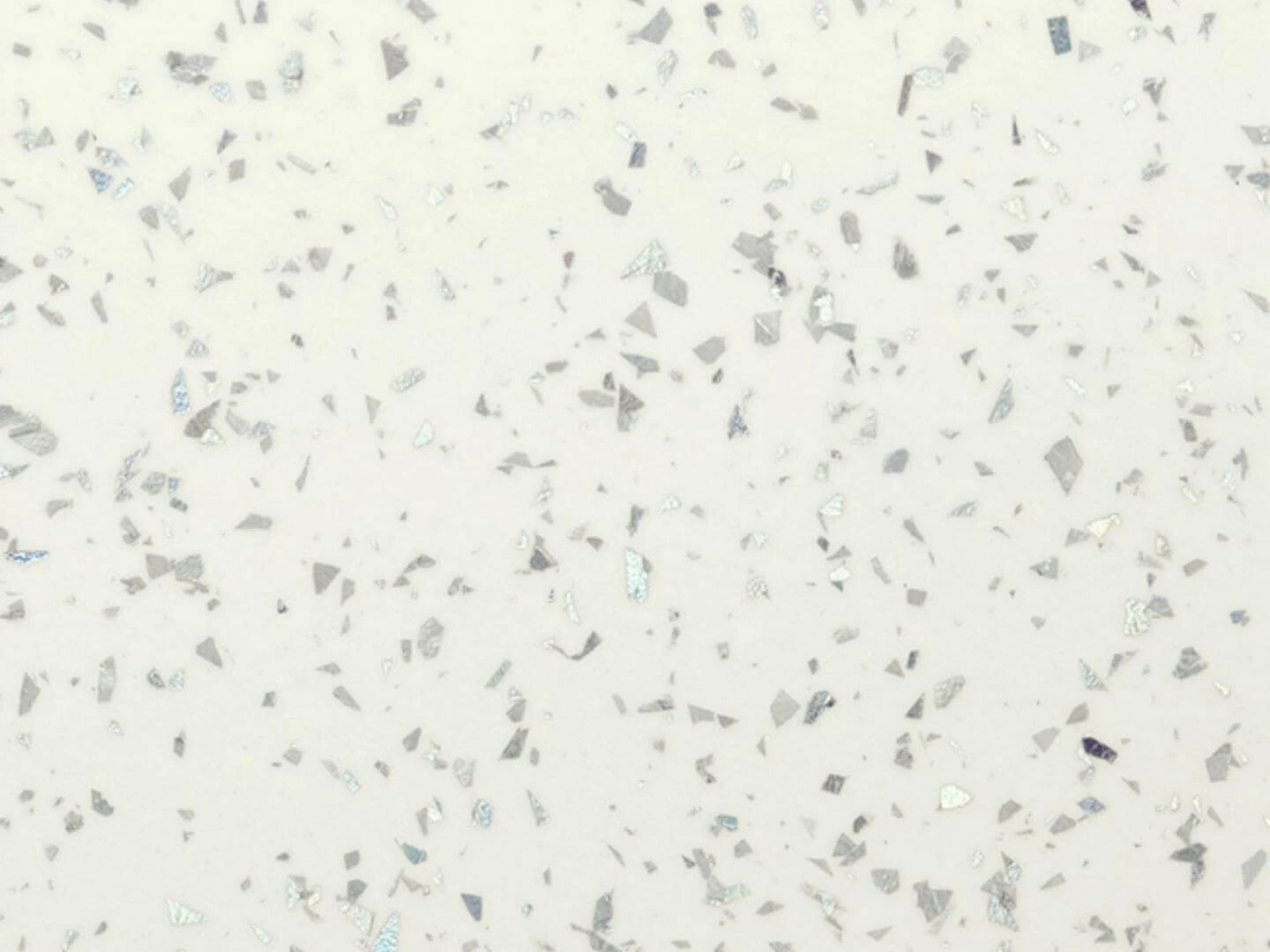 Kryštáliky na bielej terazzo podlahe