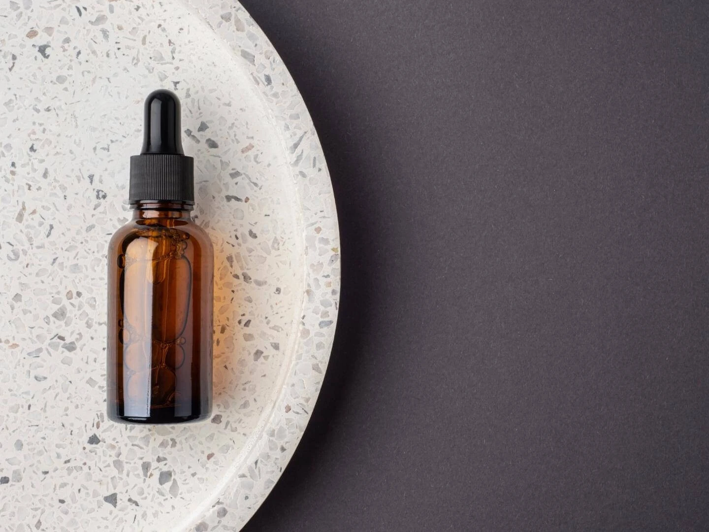 Malý podnos s terazzovým vzhľadom