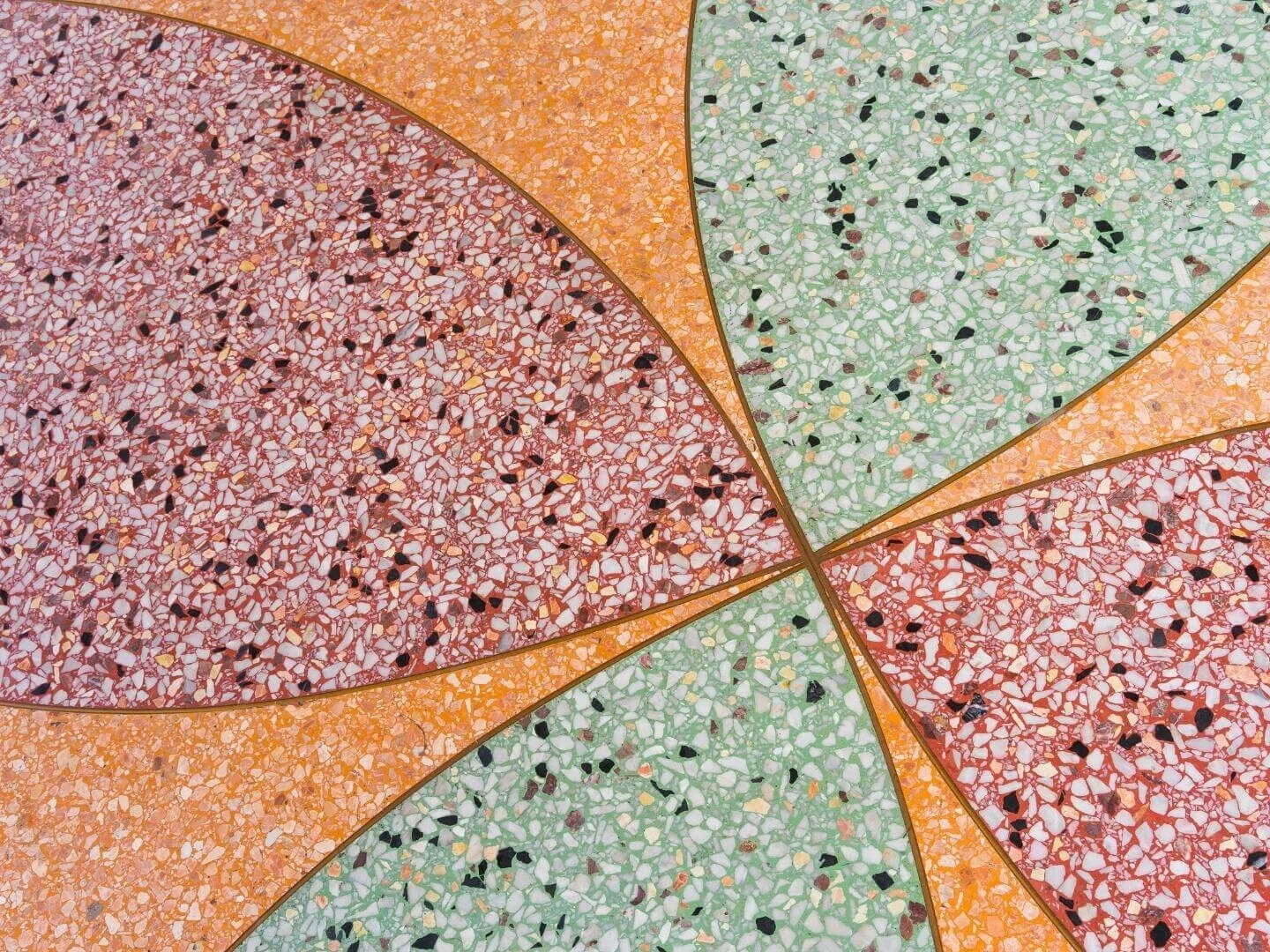 Kvetinový vzor na terazzo podlahe