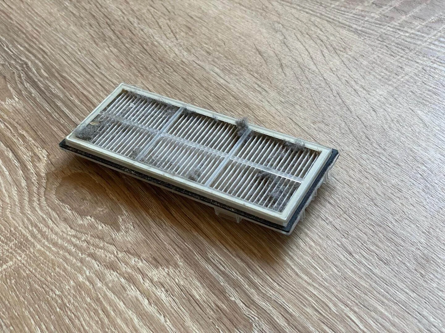 Prach na filtri z robotického vysávača