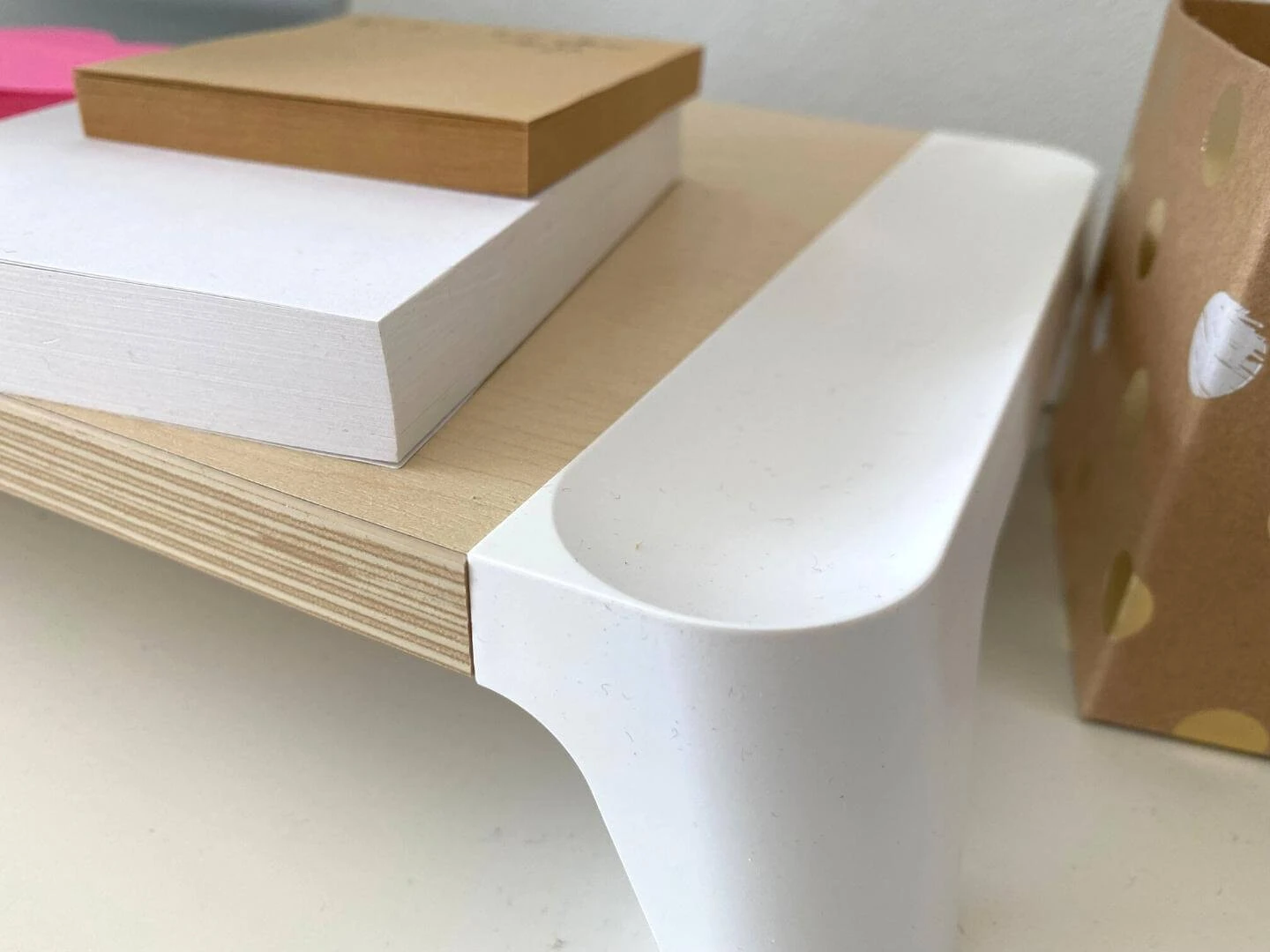 Prach na kancelárskom stole a poznámkových blokoch