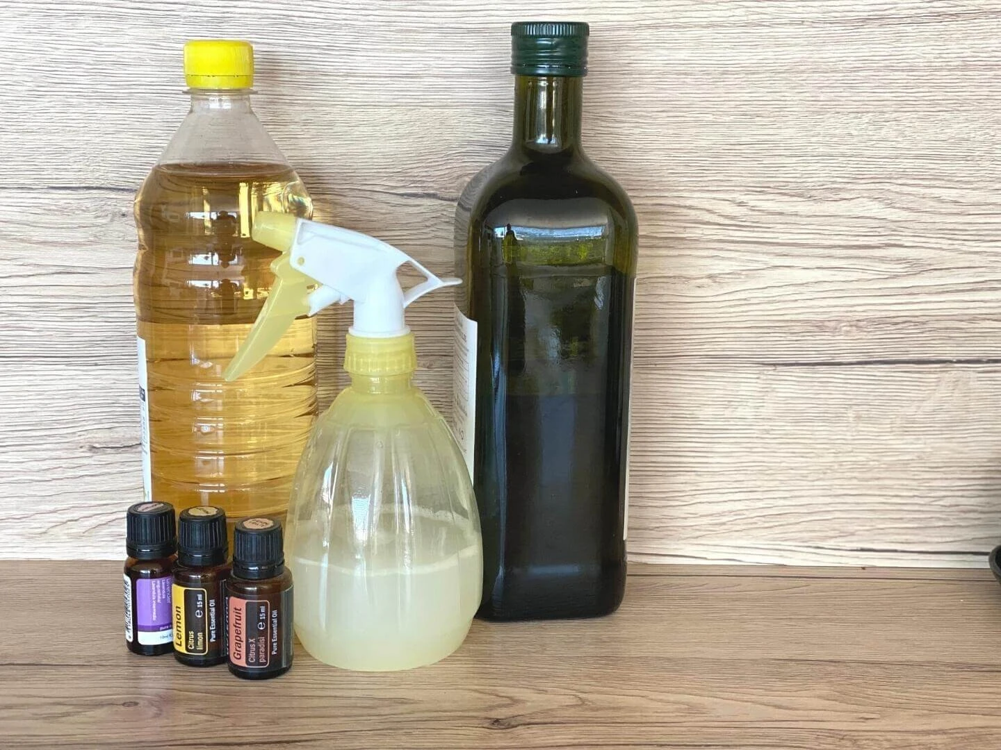 Ingrediencie na sprej proti prachu – esenciálne oleje, ocot a olivový olej