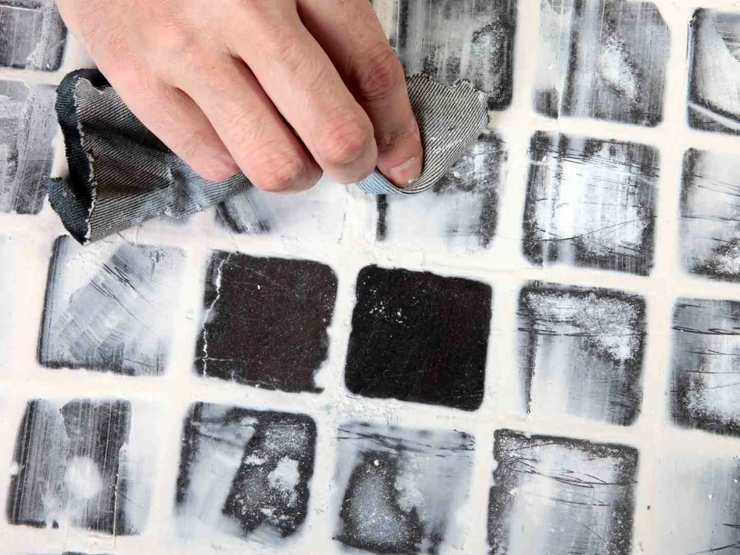 Umývanie dlaždičiek po škárovaní