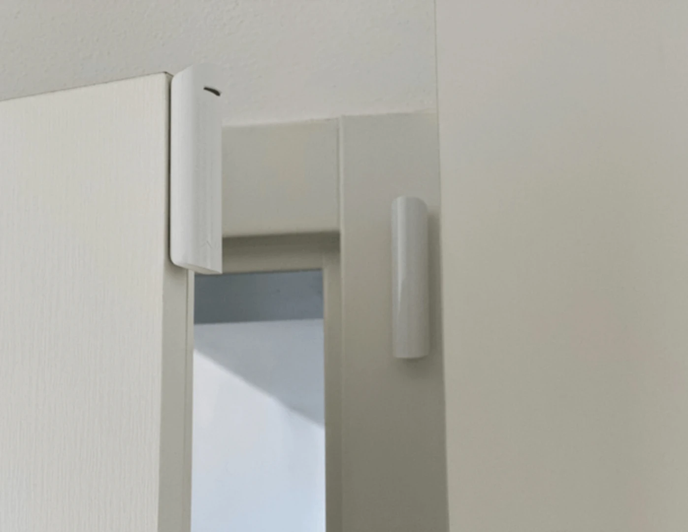 Bezpečnostný alarm na vchodových dverách.