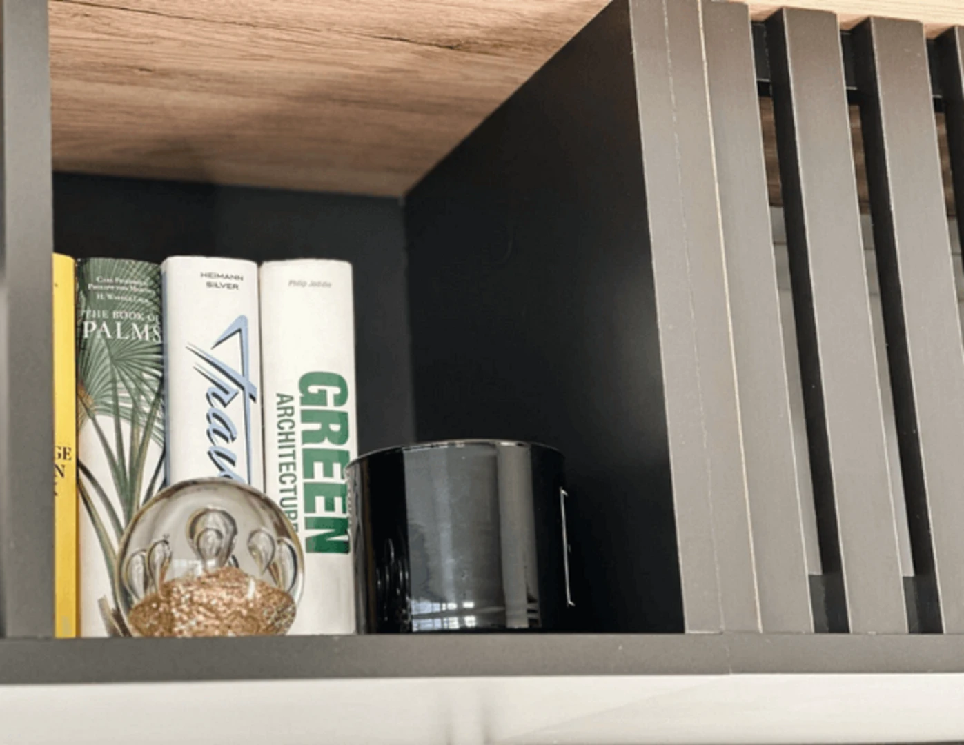 Dekorácie a knihy na poličke.