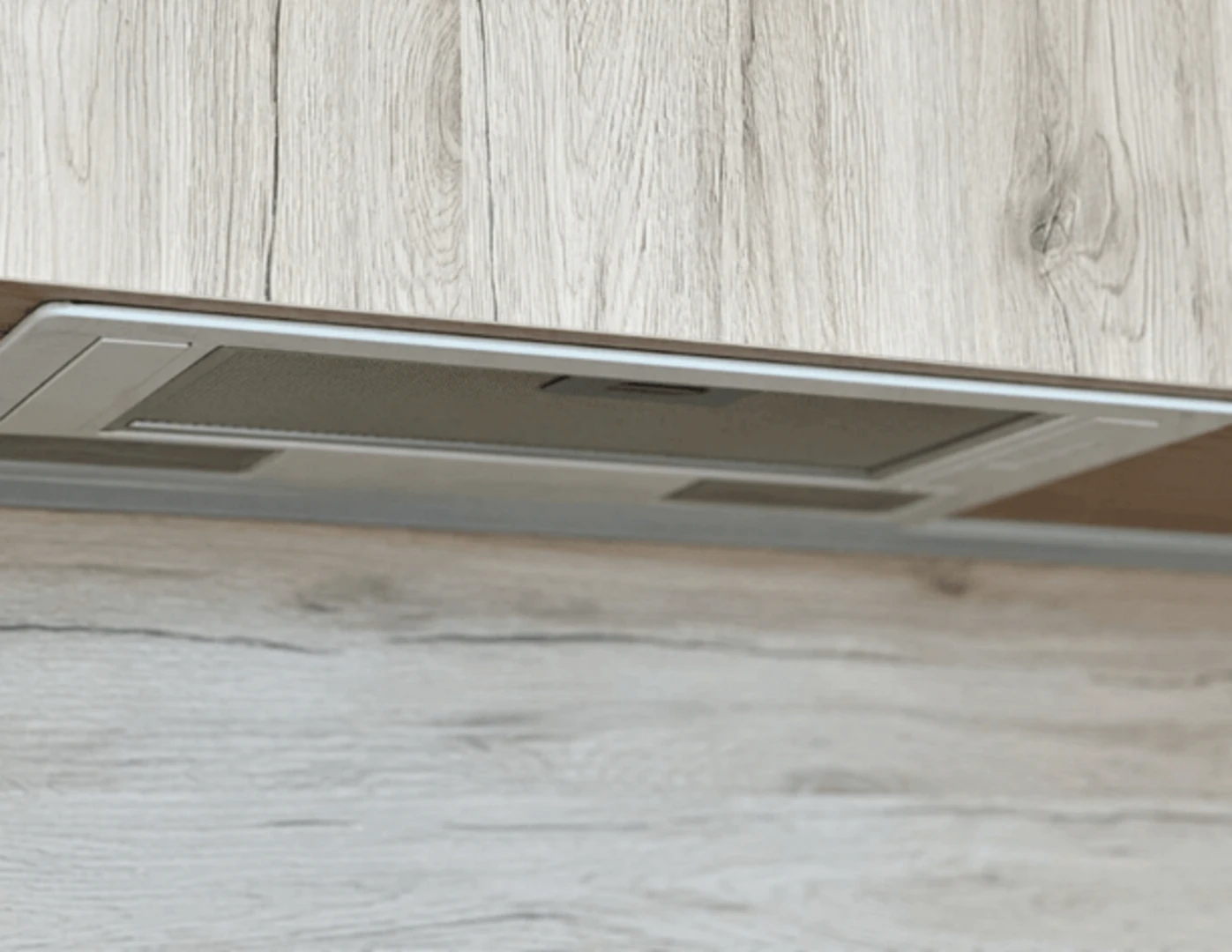 Vstavaný digestor v kuchynskej skrinke.