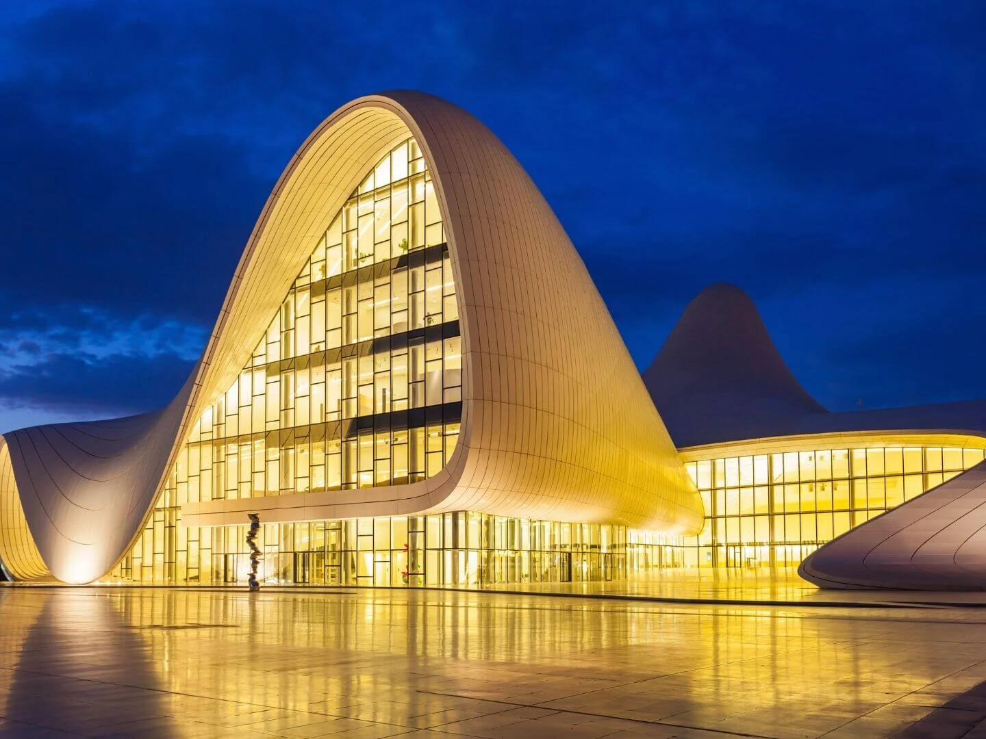 Večerné osvetlenie budovy Heydar Aliyev Center