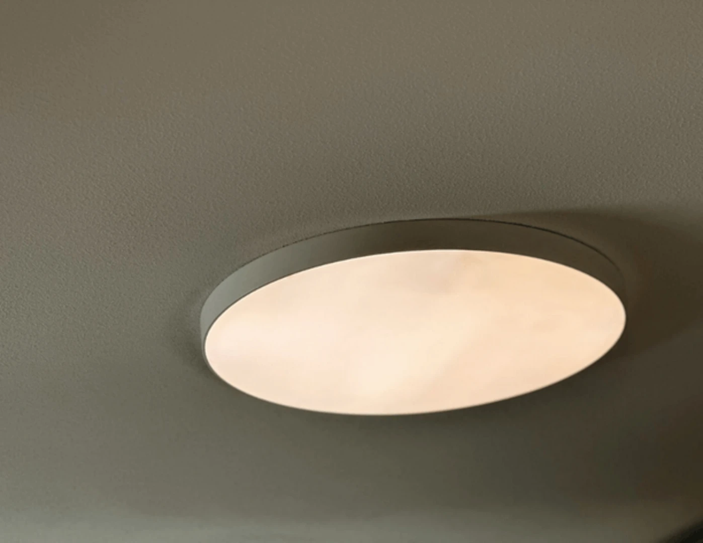 Zapnuté nástenné svietidlo.