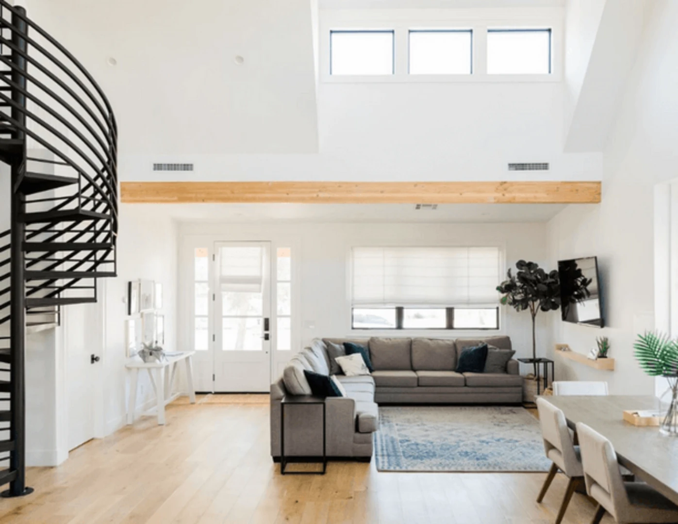  Uprataná minimalistická obývačka v dome.