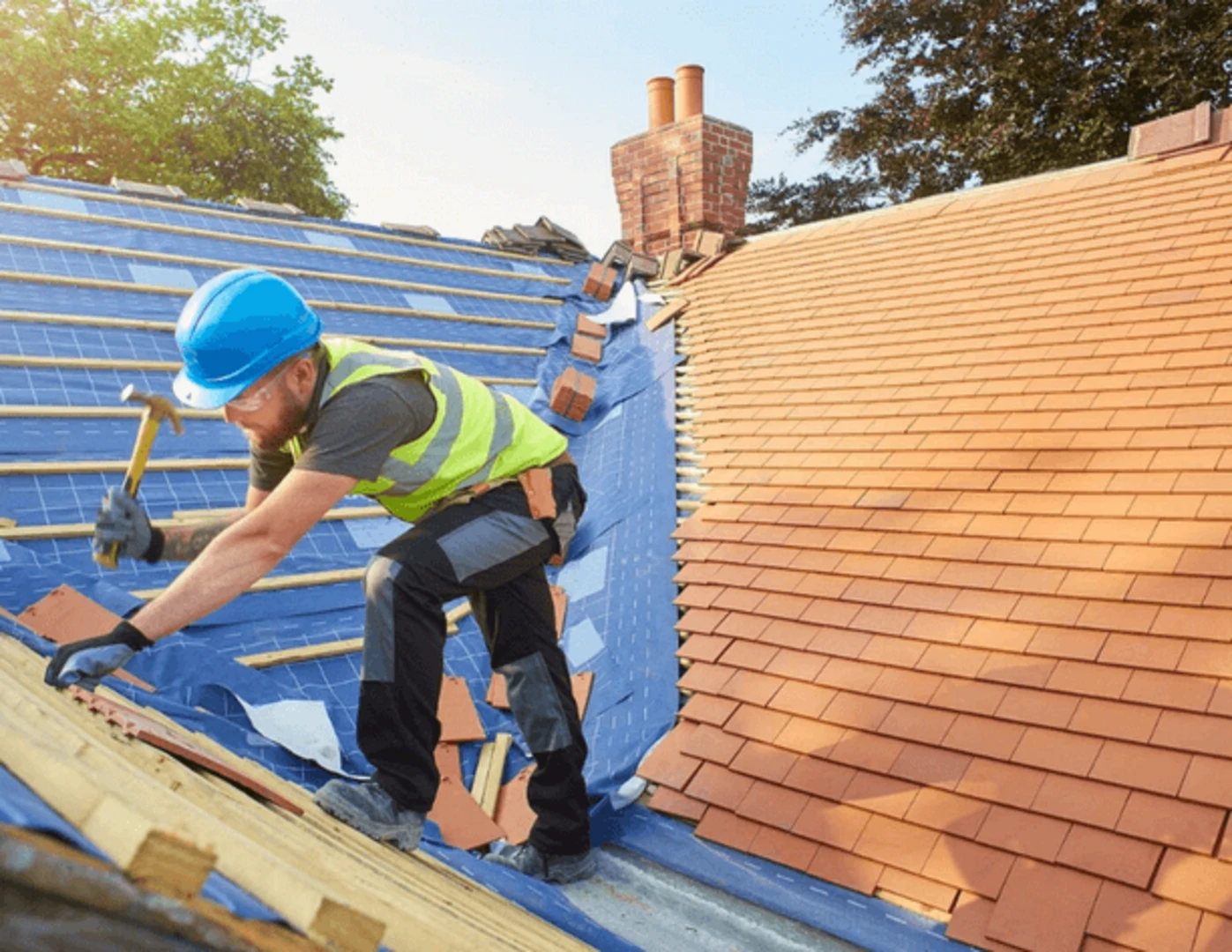 Muž opravujúci strechu.