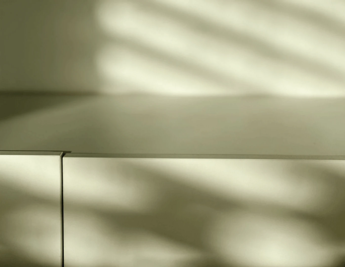 Prázdna polička bez dekorácií.