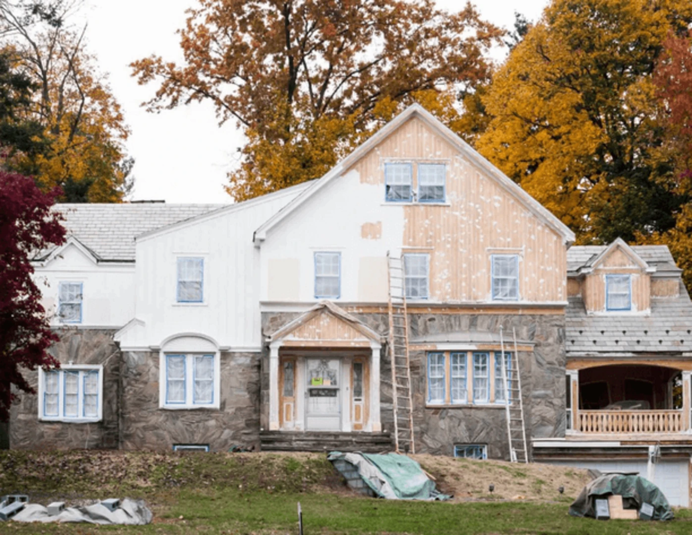 Spolovice natretý vonkajší náter rodinného domu.