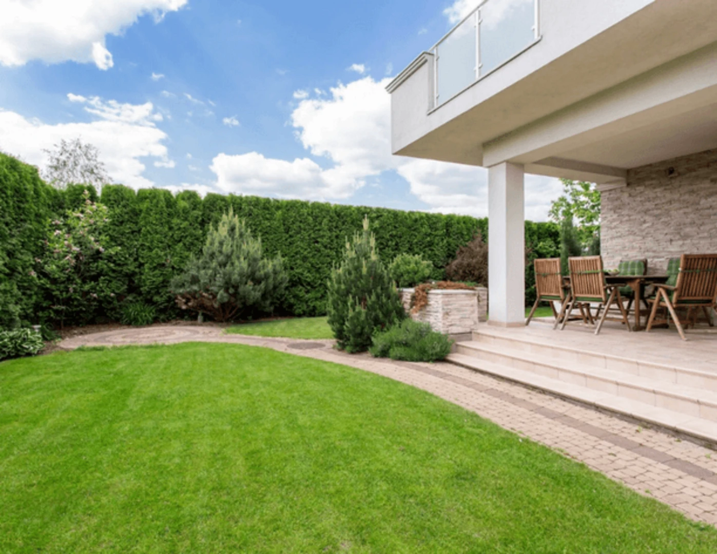  Upravená záhrada a terasa rodinného domu.