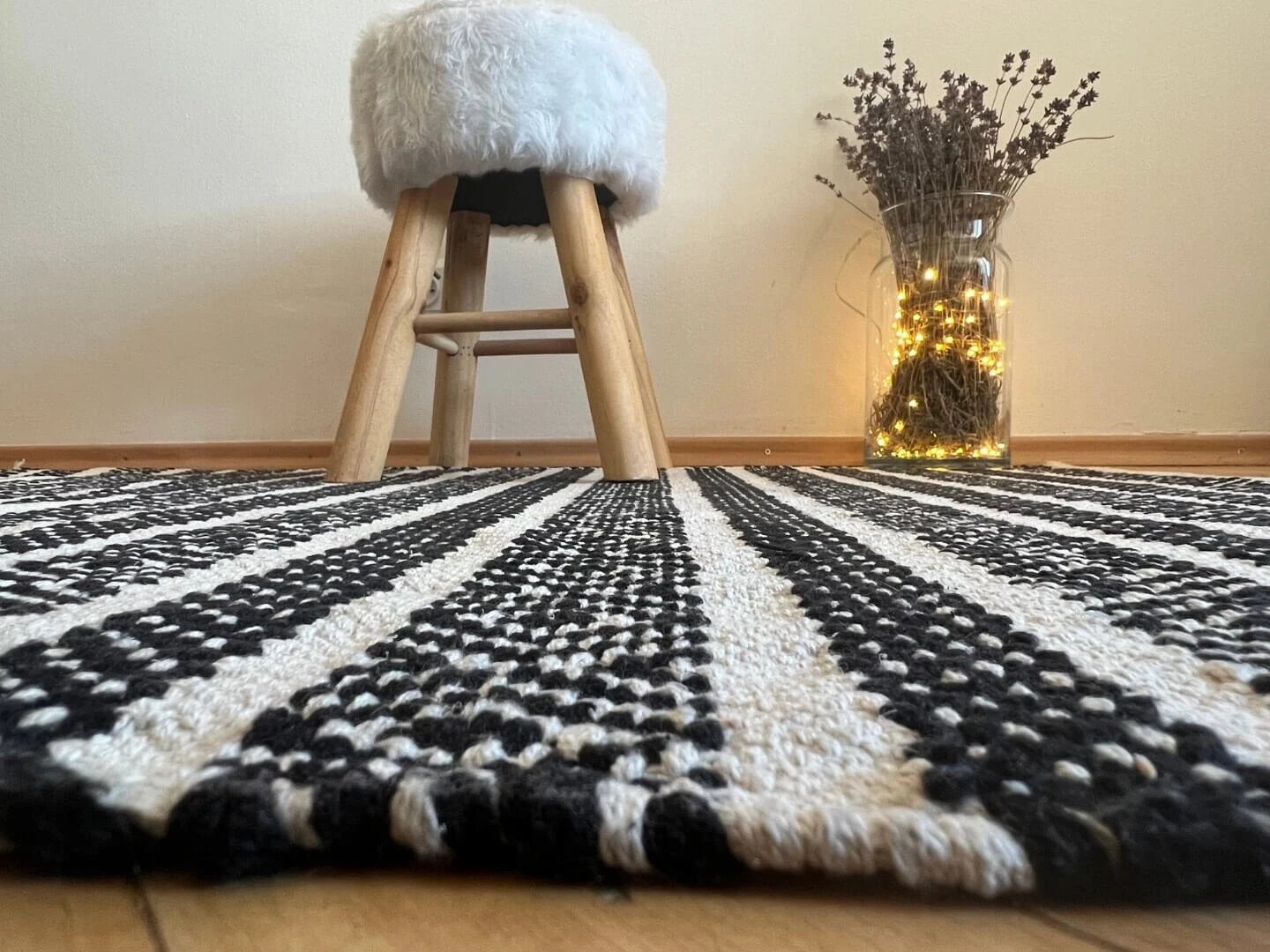 Čierno-biely koberec s nízkym vlasom.