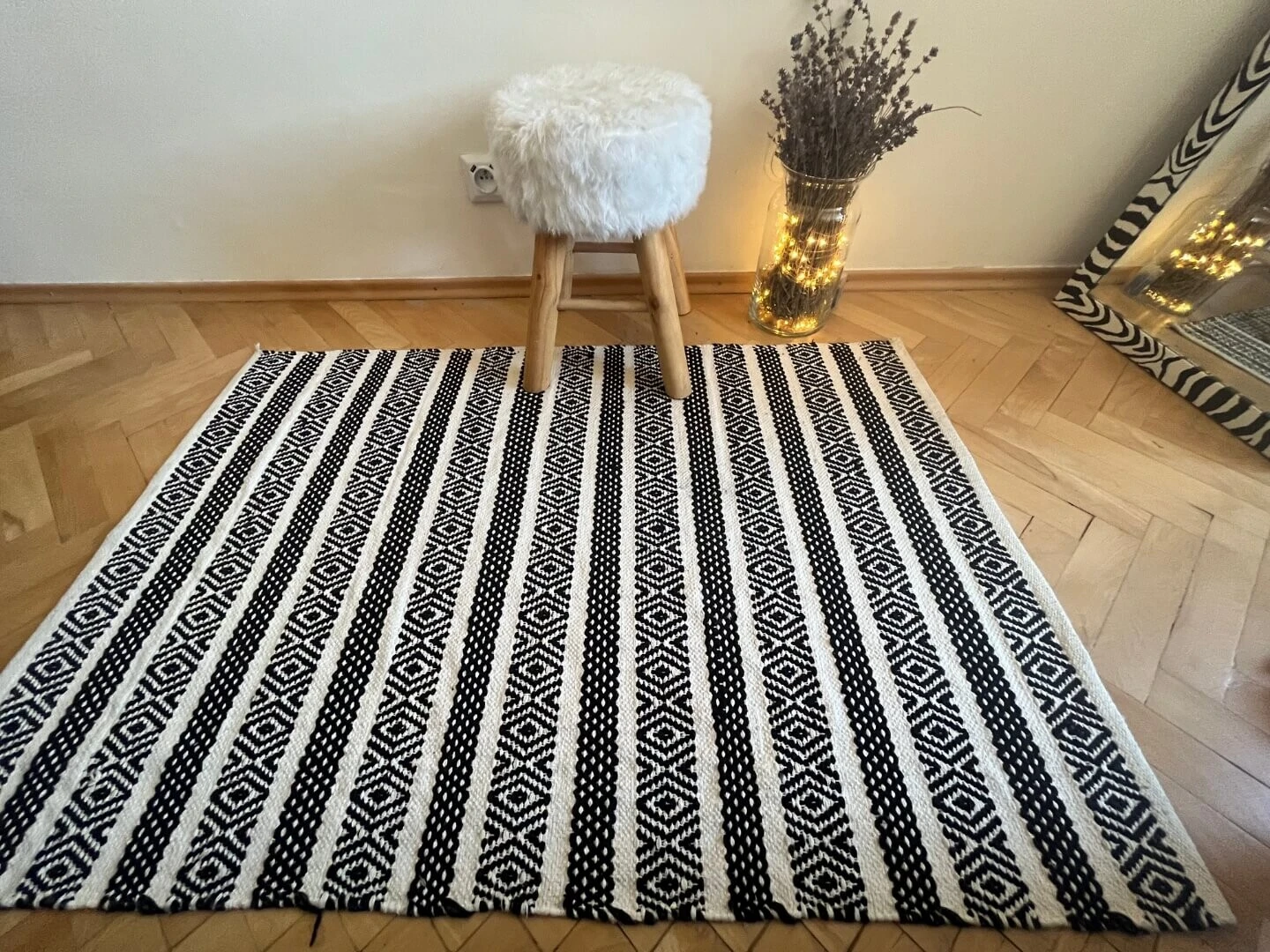 Čierno-biely obdĺžnikový koberec. 