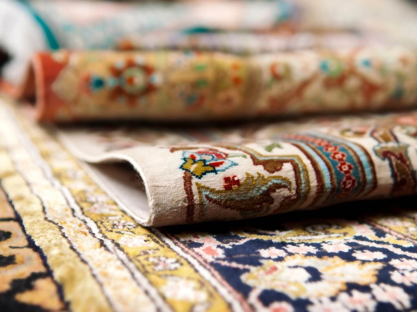 Vzorované perzské koberce.