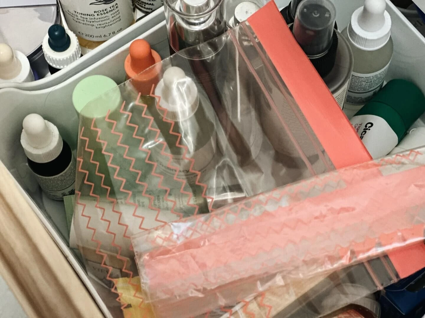 Plastové uzatvárateľné vrecúška pripravené na kozmetiku