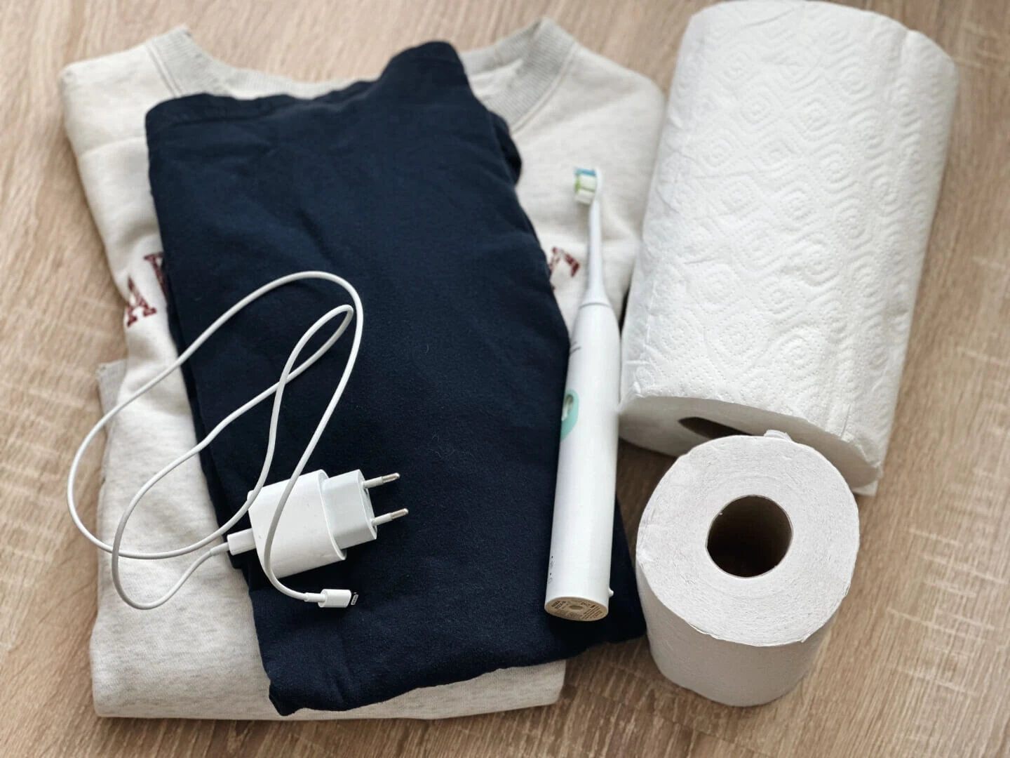 Oblečenie, nabíjačka, toaletný papier a papierové utierky