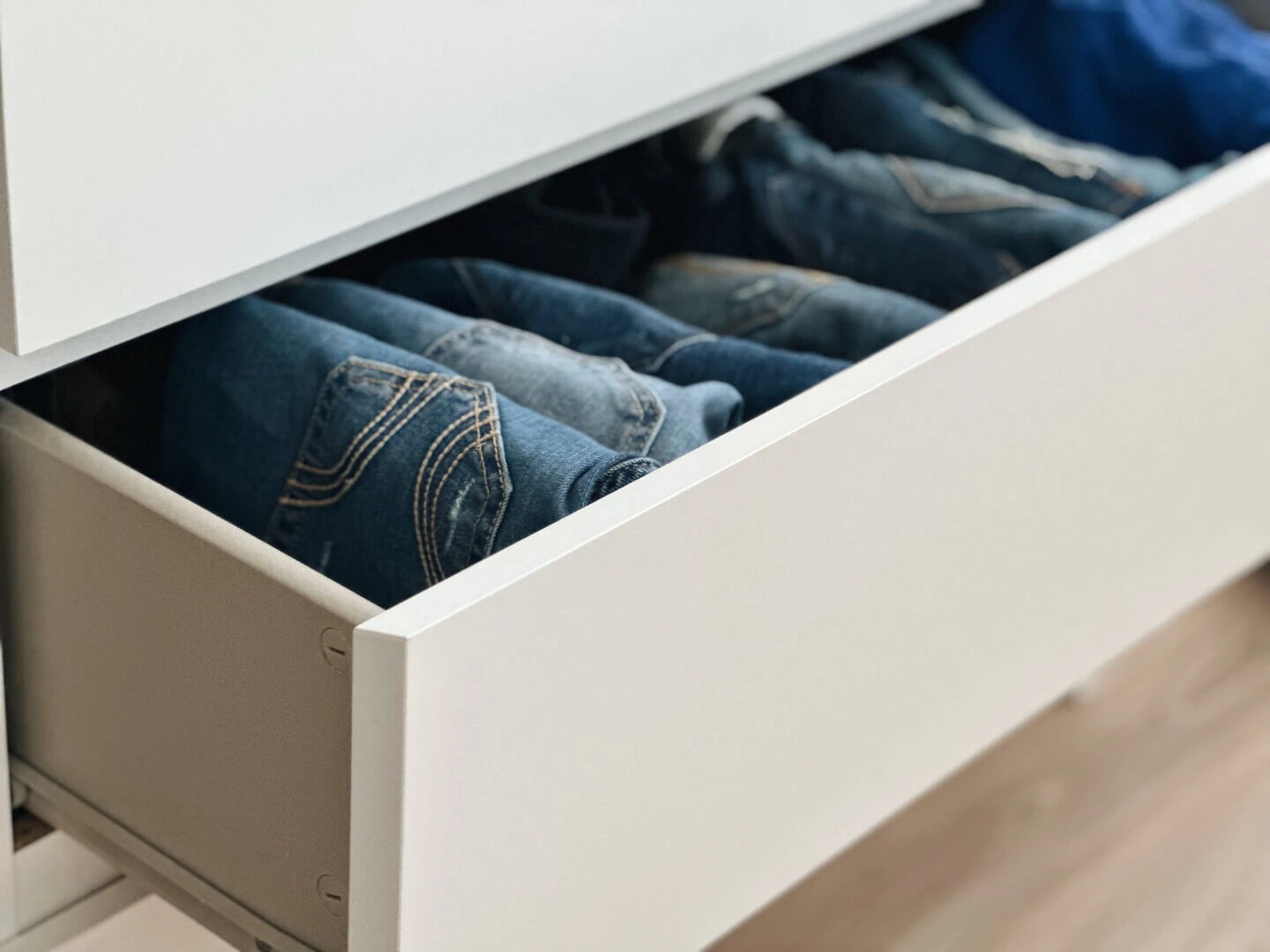 Zásuvka komody plná nohavíc