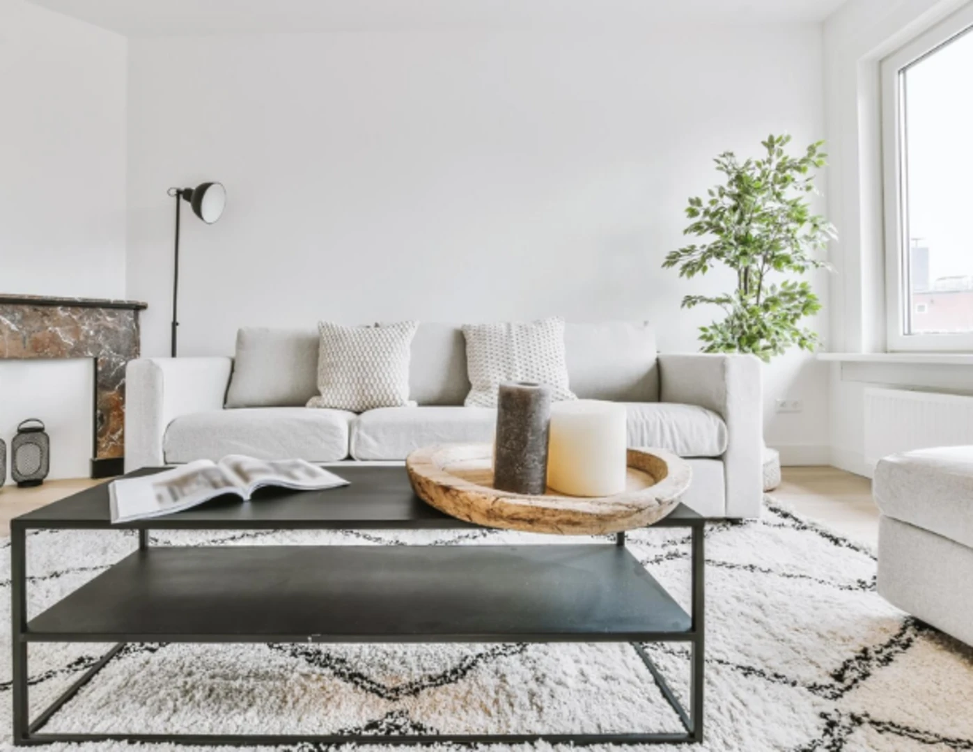 Minimalistická obývačka s bielo-čiernym kobercom.
