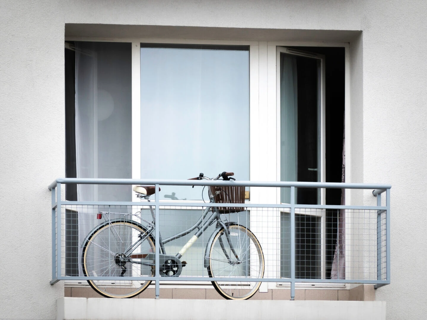 Bicykel odložený na balkóne.
