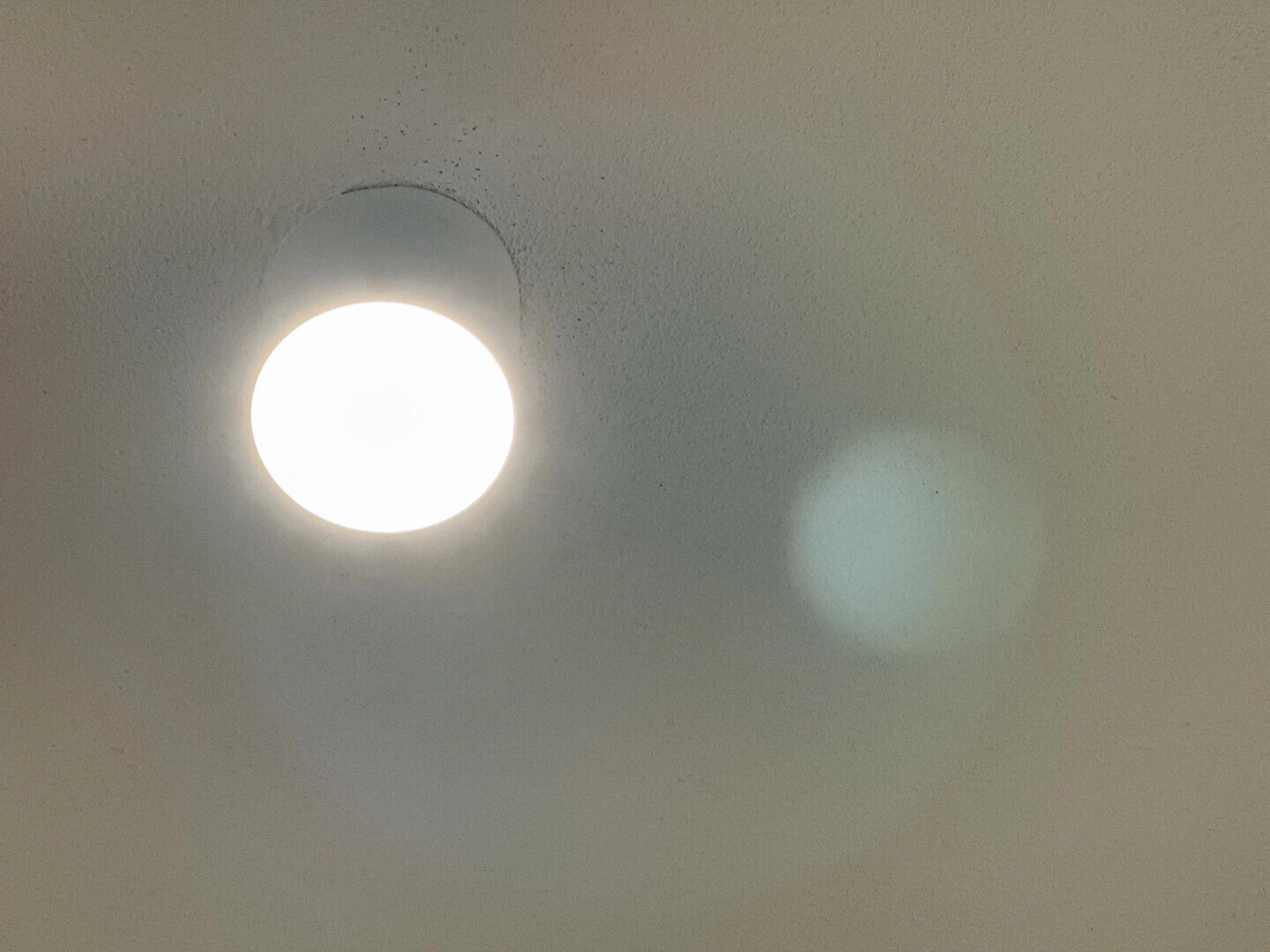 Malá stropná lampa s LED žiarovkou.